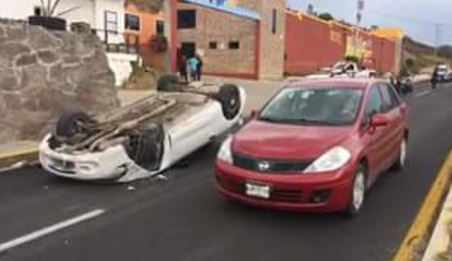 Vuelca auto en la carretera Puebla-Tlaxcala